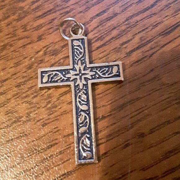 FREE WITH PURCHASE!🤑 SILVER TONE FASHION JEWELRY CROSS PENDANT - Picture 1 of 2